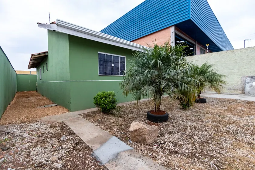 Nice house with parking included - Image 1