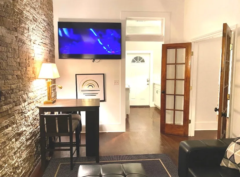 Stylish 1 bedroom studio with kitchenette - Image 1