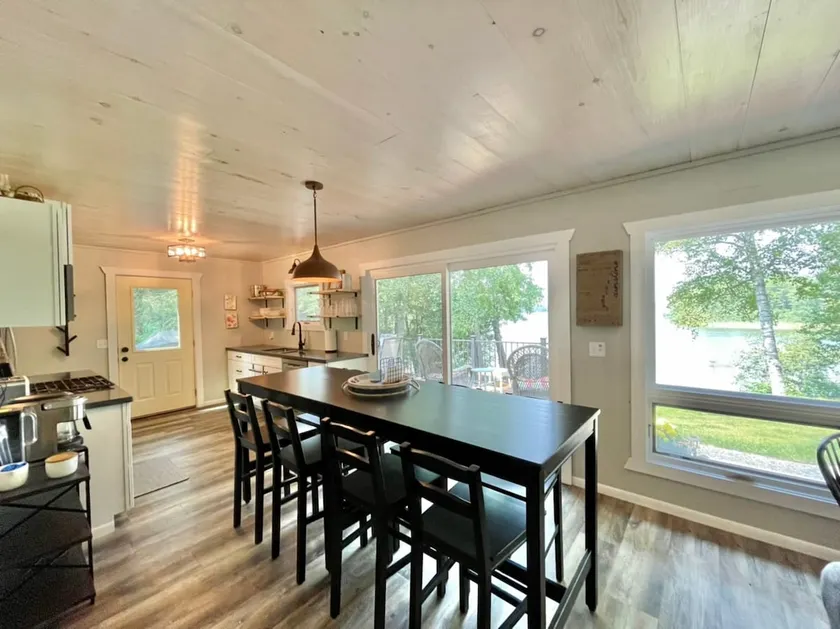 Tranquil Bay Cabin on Deer Lake - Image 1