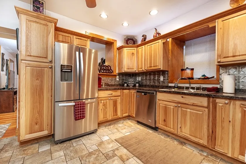 Impressive Private 2BR Suite w/Parking Univ. Area - Image 1