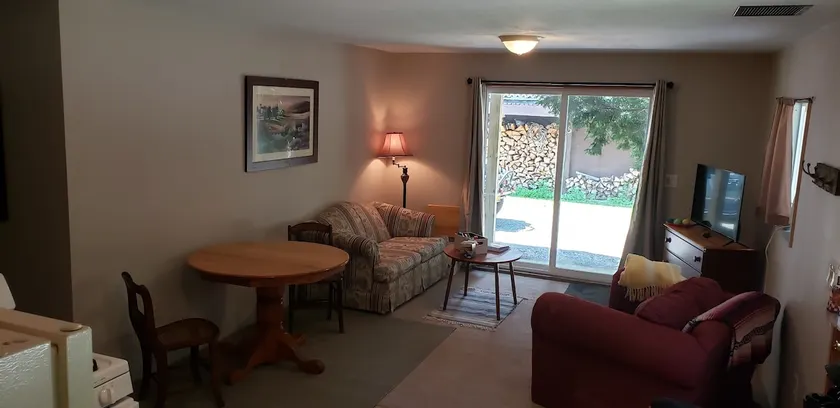 2 bedroom apt in a comfortable quiet setting - Image 1