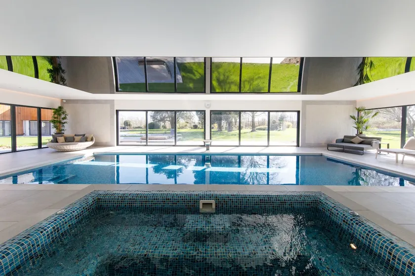 Luxury Cedar House, Private Garden & Pool House - Image 1