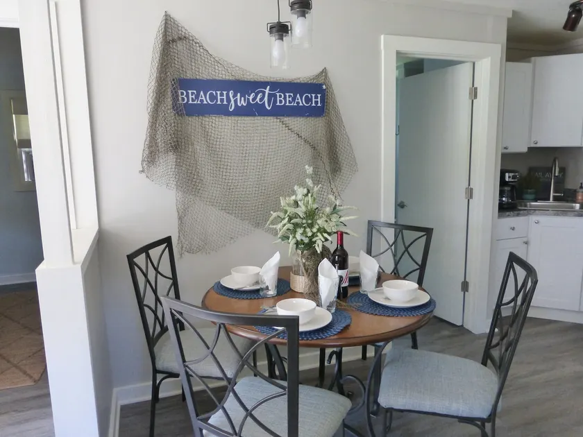 ”Da Lake” Cottage #3, 1 Bedroom sleeps 4 - Image 1