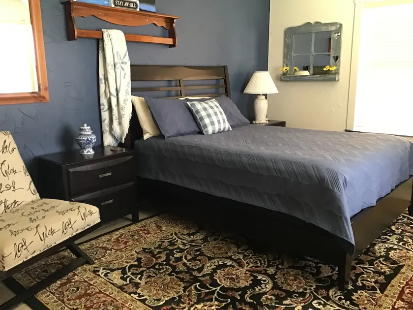 Adorable 3 room guest house w/ pool and amenities - Image 1
