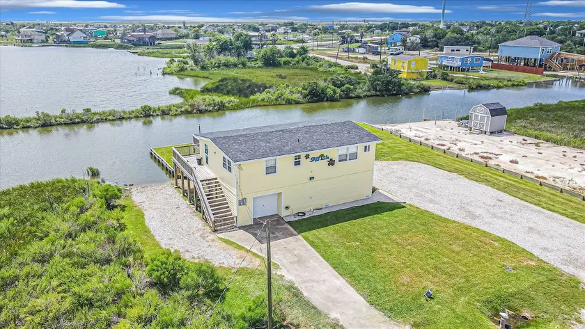 Waterfront! Front yard fishing! Amazing views! - Image 1