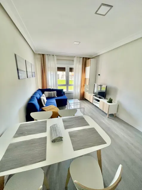 Newly renovated, modern and bright apartment - Image 1