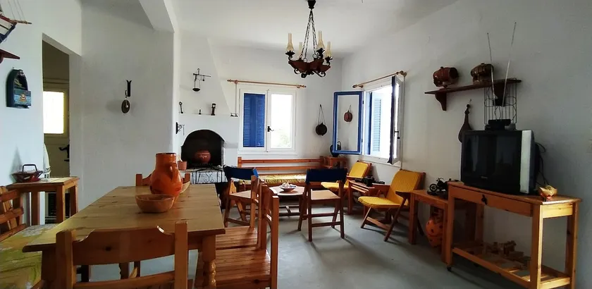 Traditional 3 bedroom Cycladic sea view apartment. - Image 1