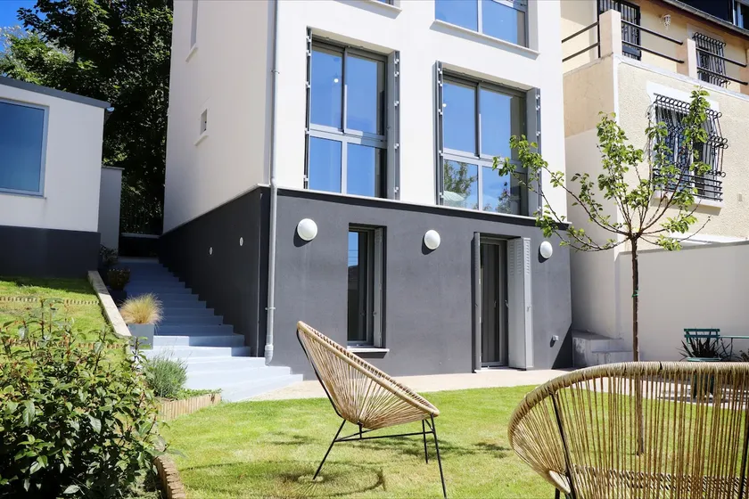 Beautiful master villa on the outskirts of Paris - Image 1