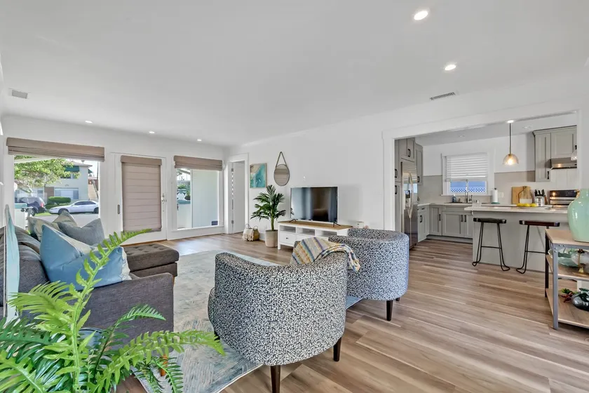 LUXURIOUS CRAFTSMAN HOME 3-BLOCKS AWAY FROM BEACH - Image 1