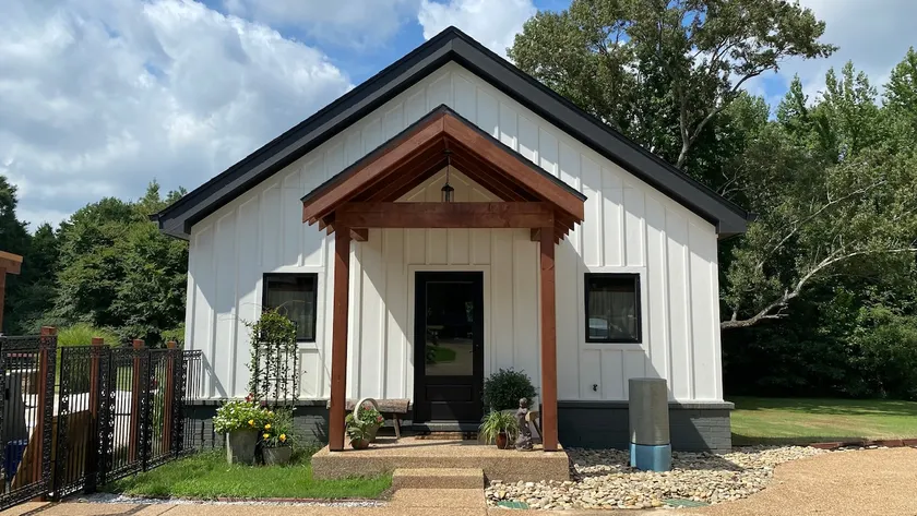 Cozy Cottage 1-BR Private Screened Porch - Image 1