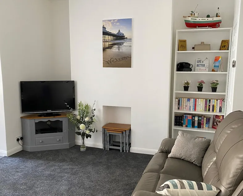 5 min walk to beach, free on street parking - Image 1