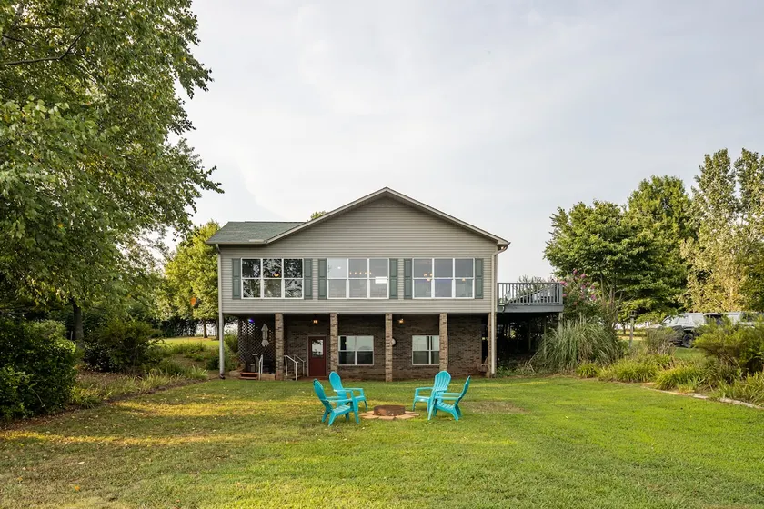 Spacious Riverview Farmhouse & Fishermen's Retreat - Image 1