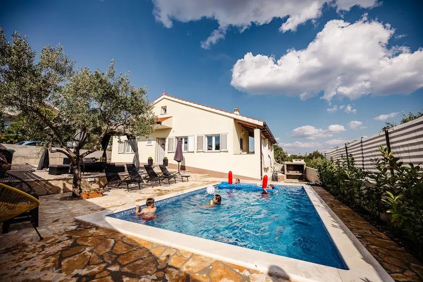 House Mila with swimming pool for six persons only 2 km from beach. - Image 1