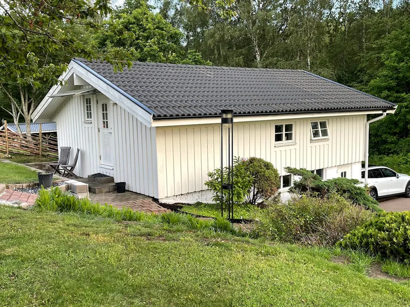 Cozy guest house with hot tub in coastal area - Image 1
