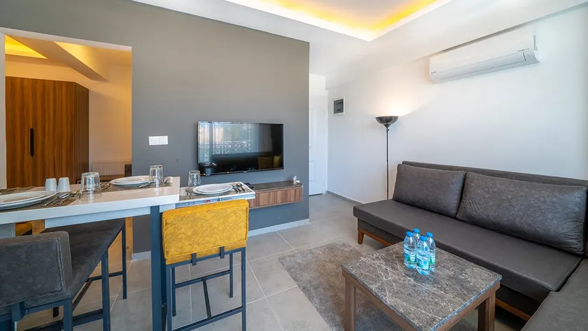 Midpoint Suites - Studio Suite 208 - Image 1