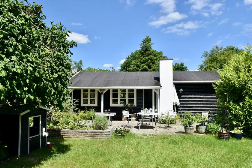 Cozy cottage with large garden close to the fjord - Image 1
