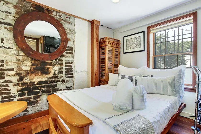 Tiny Carriage House for Two by Taylor Square - Image 1