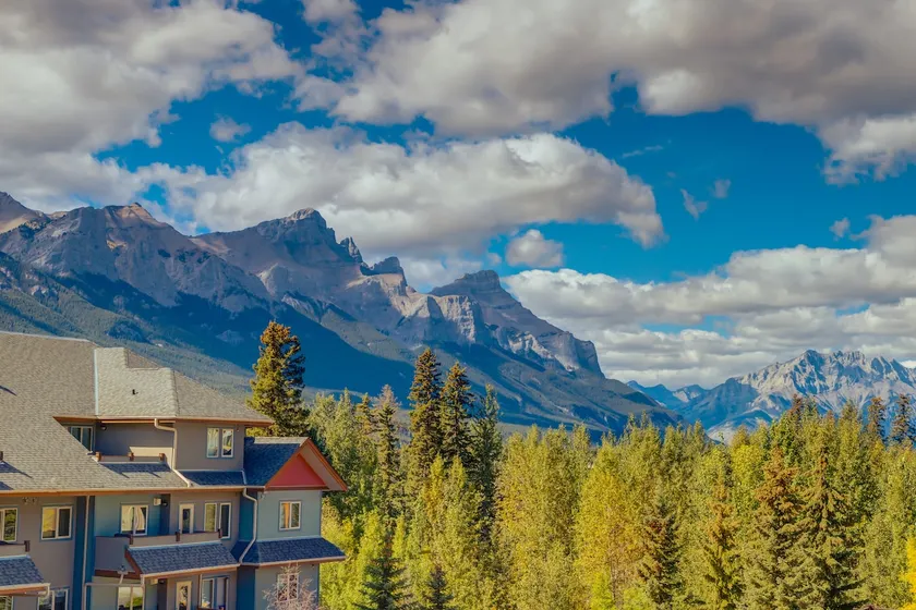 Cozy Haven with Stunning Mountain View in Canmore - Image 1