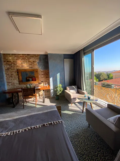 Stylish suite w/ sea view in the heart of the city - Image 1