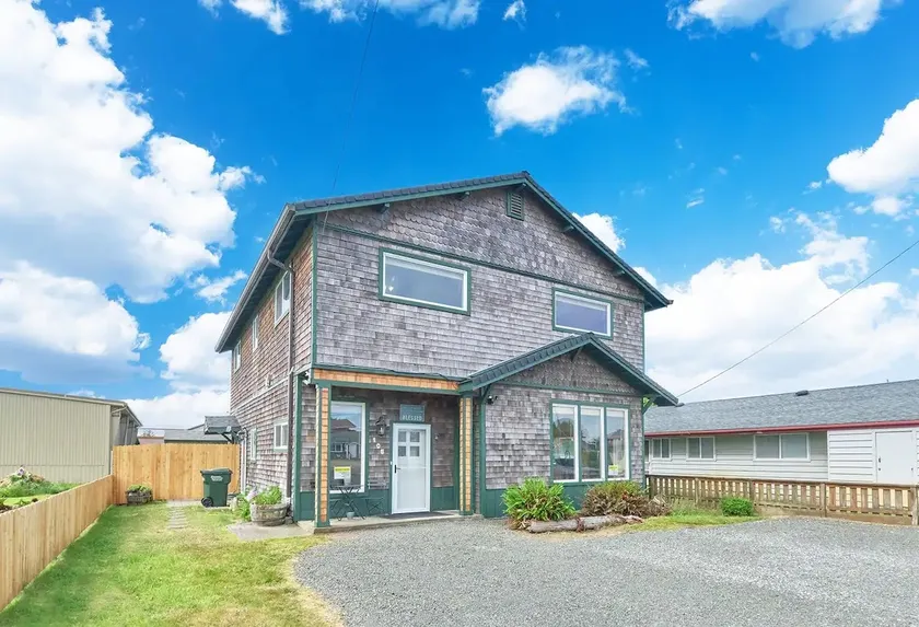 Gone Coastal • Spacious • 2 Kitchens • Downtown - Image 1