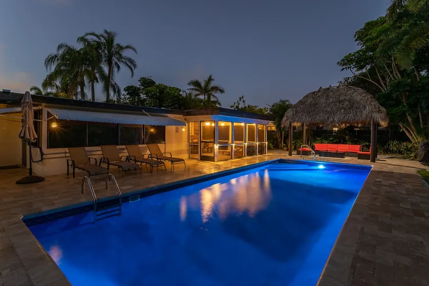TROPICAL ISLAND INSPIRED POOL HOME NEAR THE BEACH - Image 1