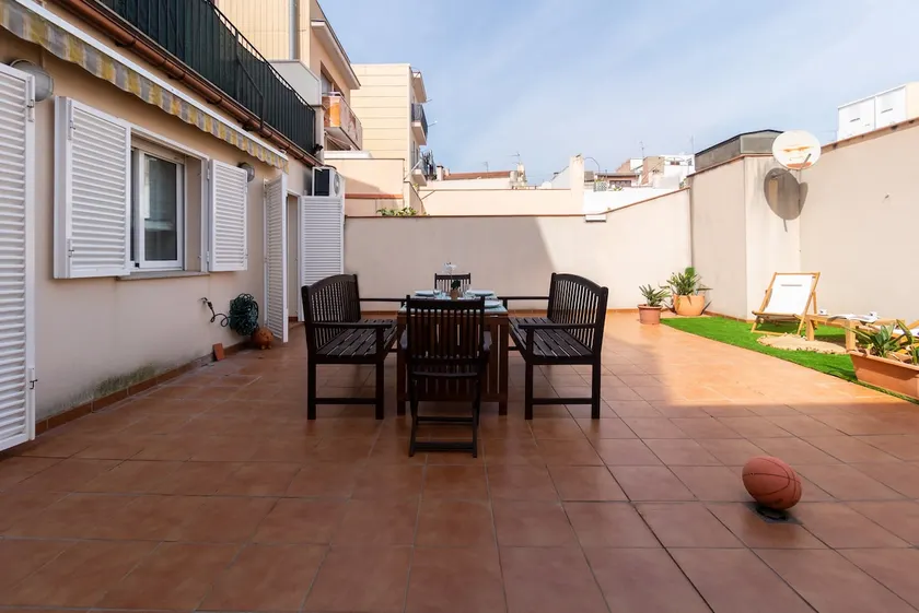 Apartment with a large patio and a great location! - Image 1