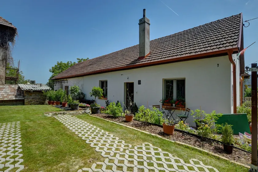 Flowery Guesthouse in the Danube Bend, with a private garden - Image 1
