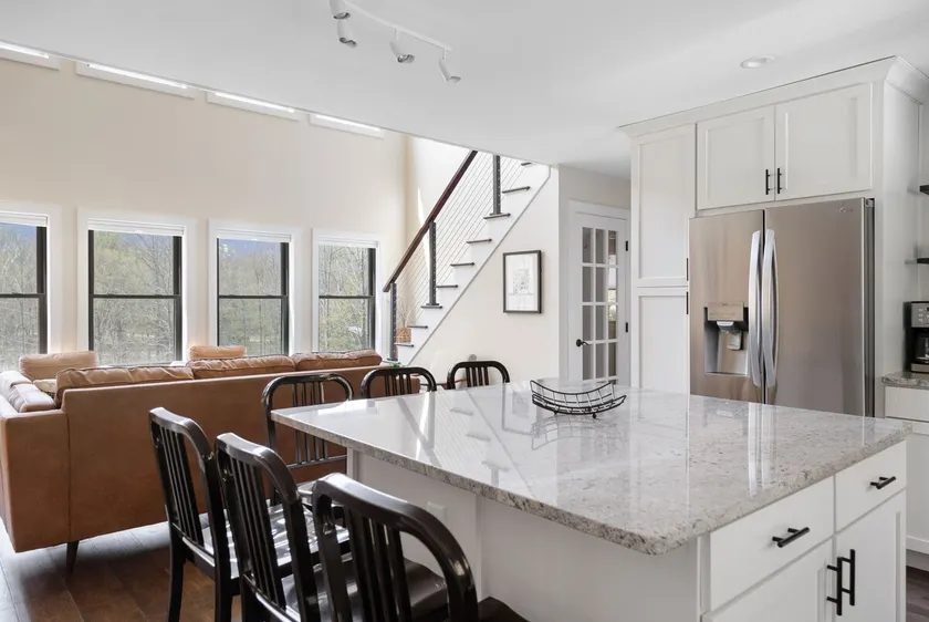 Modern Retreat with Mountain Views! - Image 1