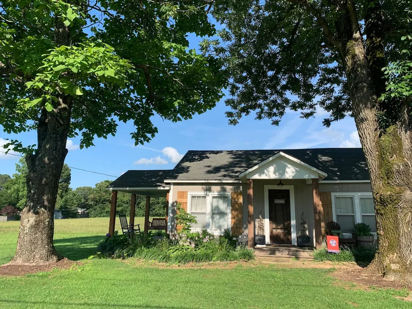 Country cottage on 3 acres right outside of town close to UTM  - Image 1