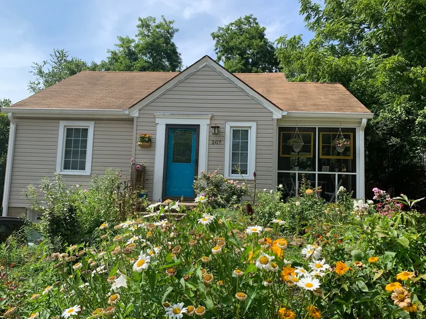 Downtown 2-bedroom cottage. Walking distance to VT - Image 1
