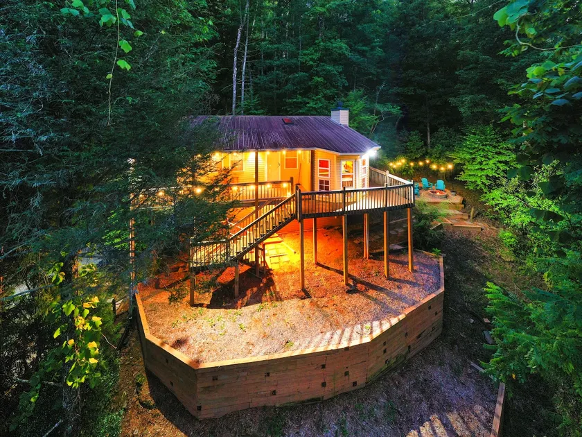 Indoor Hot Tub, Fire Pit, Romantic Couples Retreat - Image 1