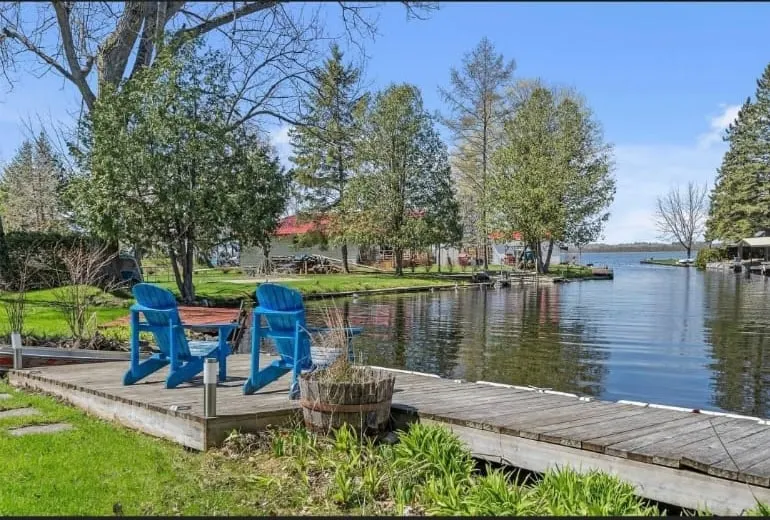 Charming with Modern Amenities, 3 brdms Waterfront, Flexible Rentals - Image 1