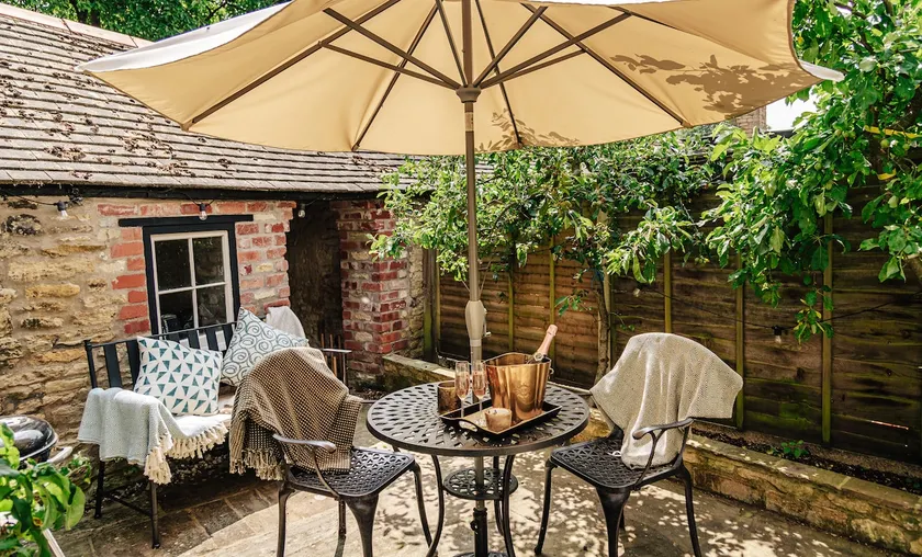 Delightful Cotswold Cottage for two, Log Burner, Garden & Dog Friendly - Image 1