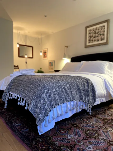 A chic suite nestled in Norfolk, pet friendly. - Image 1