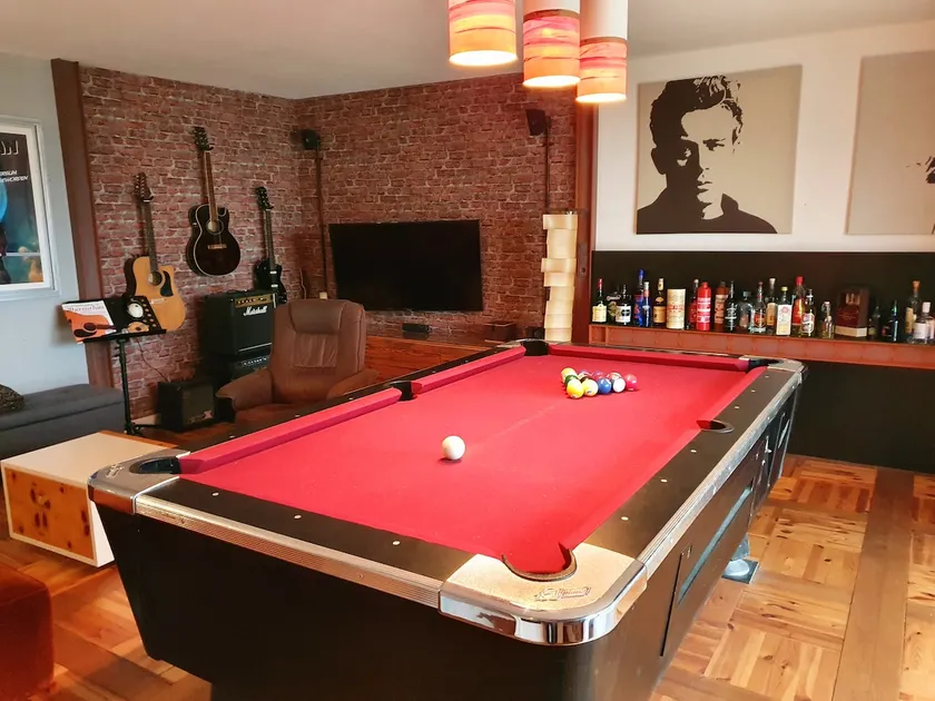 Pool table, American diner, sauna & gym - Image 1
