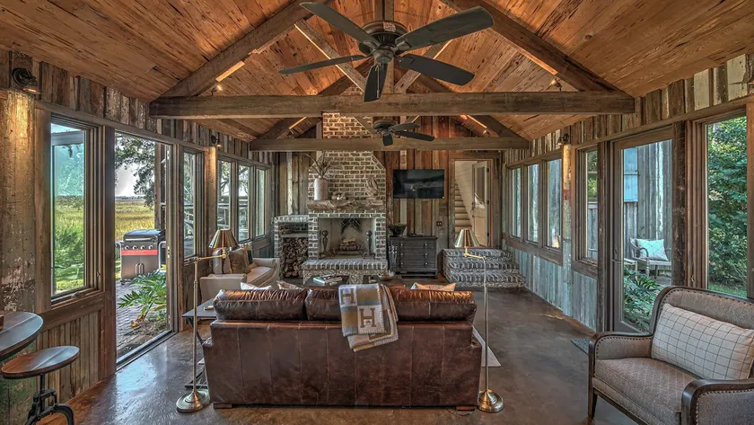 Hatcher House w/ docks, pool, and private firepit - Image 1