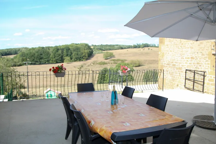 Spacious and Comfortable Country House - Image 1