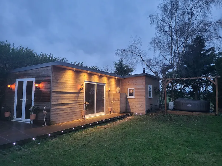 Semi-rural, hot-tub, close to Liverpool Airport - Image 1