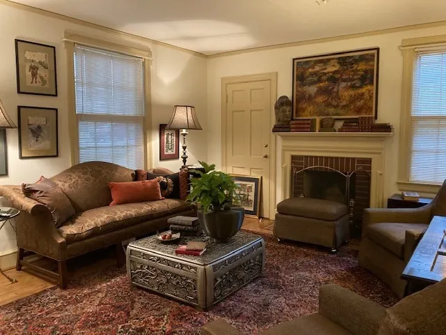 Exec 1Br 1st Flr refurbished c.1960s bungalow - Image 1