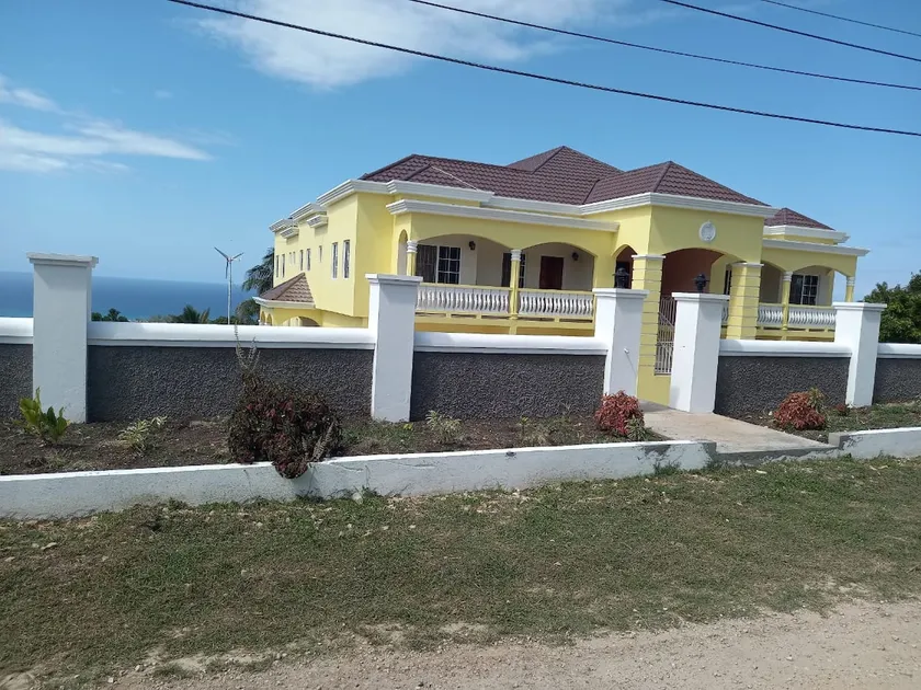 Spacious 1 Bedroom Suite (with Pool View) - Image 1