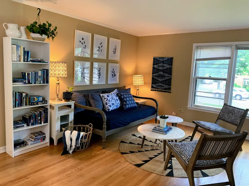 Restful Retreat Perfectly Located by Train+Shops - Image 1