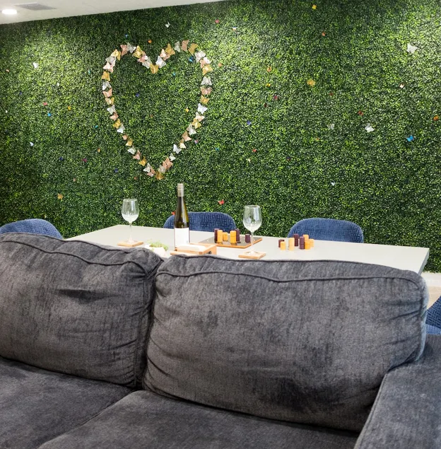 Beautiful and Photogenic Suite by Airport - Image 1