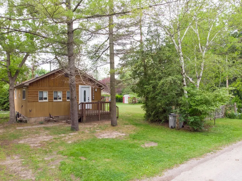 Port Franks 2 Bedroom Cottage With Double Wide Lot - Image 1