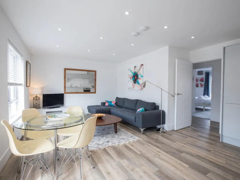 Charming 2-bed Apartment in Windsor - Free Parking - Image 1