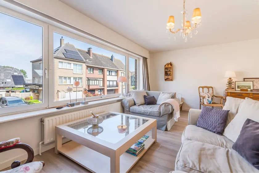 Spacious, warm and updated Home w parking & garden - Image 1