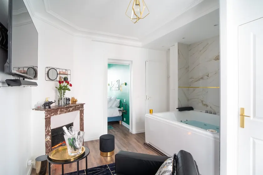 Selene Studio, with Jacuzzi - Image 1