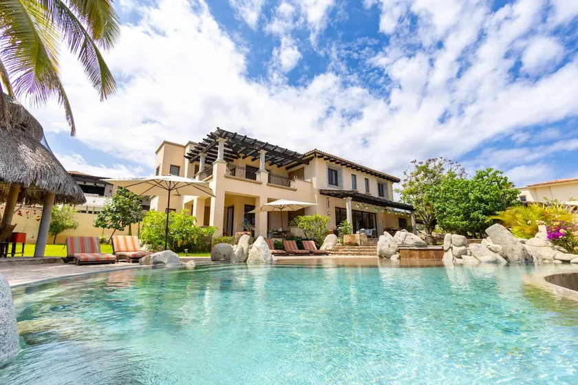 Villa with staff at an unbeatable price! - Image 1