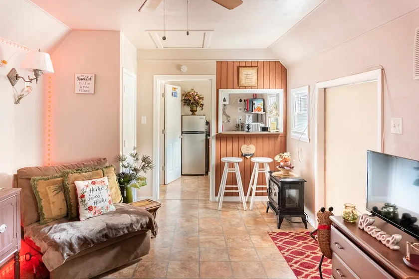 Cozy Inn - Image 1