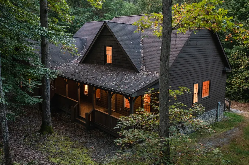 The Redstar Cabin 5 min to NRG Park w/ Hot Tub - Image 1