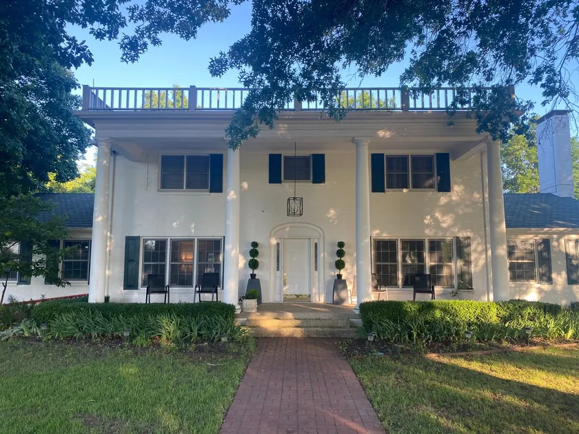 Beautiful 6-bed home with pool and 2 hot tubs - Image 1